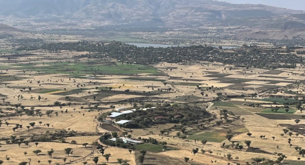 De afgelegen compound van Solagrow, gezien van de berg Hidi